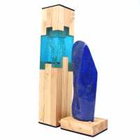 Lampe en bois et résine avec grande pierre de lapis-lazuli