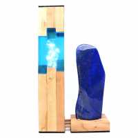 Lampa i trä och harts med stor lapis lazuli -sten