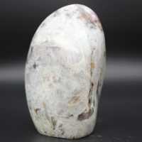 Piedra ornamental con inclusión de turmalina