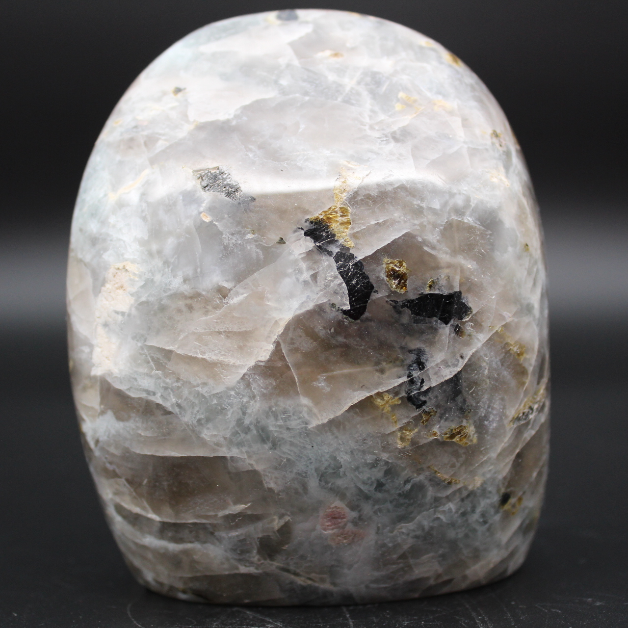 Sten med naturlig turmalin