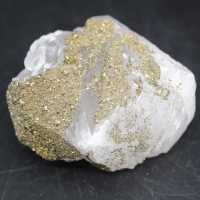 Pyritkristaller på kalcit