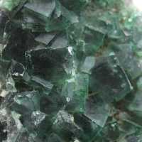 Kubieke kristallen van fluoriet op ganggesteente