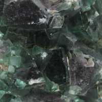 Kubiska kristaller av fluorit på gång