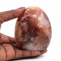 Roche en quartz rouge naturel
