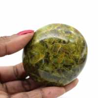 Galet d'opale verte de Madagascar