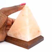 Lampe pyramidale en sel rose de l’Himalaya