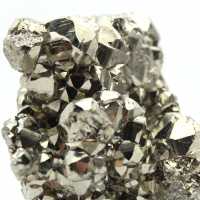 Cristaux de pyrite sur socle