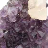 Amethystdruse und Calcit