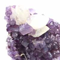 Amethystkristalle mit Calcitspitzen