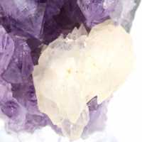 Calcitkristalle auf Amethyst