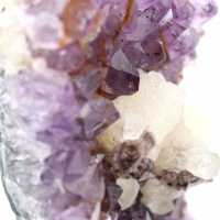 Calcitkristalle auf Amethyst