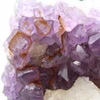 Calcitkristalle auf Amethyst