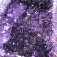 Grande géode d’améthyste du Brésil pour décoration intérieure et collection