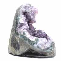 Ejemplar de amatista brasileña: belleza geométrica y pureza