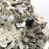 Mica et tourmaline sur quartz blanc d’Afghanistan