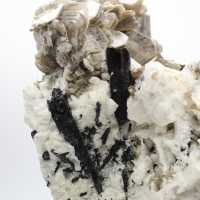 Mica et tourmaline sur quartz blanc d’Afghanistan