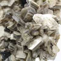 Mica et tourmaline sur quartz blanc d’Afghanistan