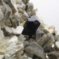 Mica et tourmaline sur quartz blanc d’Afghanistan