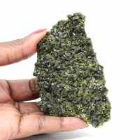 Grüne Epidotkristalle auf einer Matrix aus dem Hohen Atlas