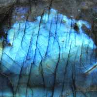 Piccola labradorite lucidata, ornamento da collezione