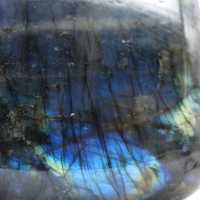 Piccolo ornamento in labradorite lucidata, Madagascar
