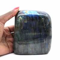 Piccolo ornamento in labradorite lucidata, Madagascar