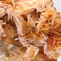 Exemplar de barita laranja marroquina em cristais naturais.