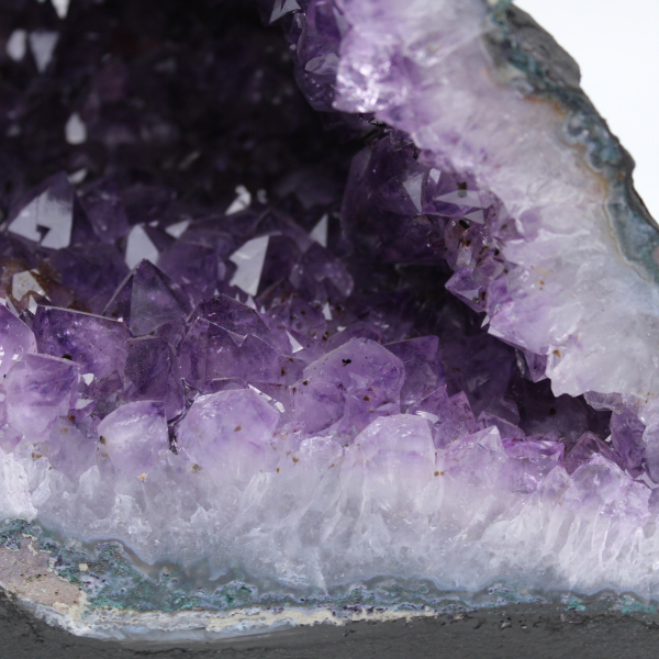 Amethyst-Geode mit Calcitkristall