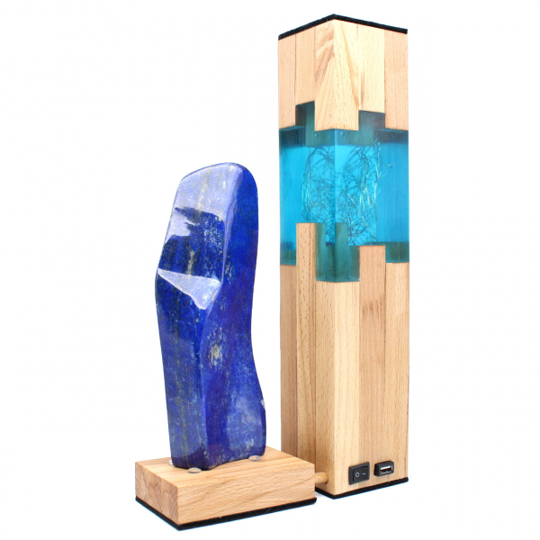 Lampa i trä och harts med stor lapis lazuli -sten