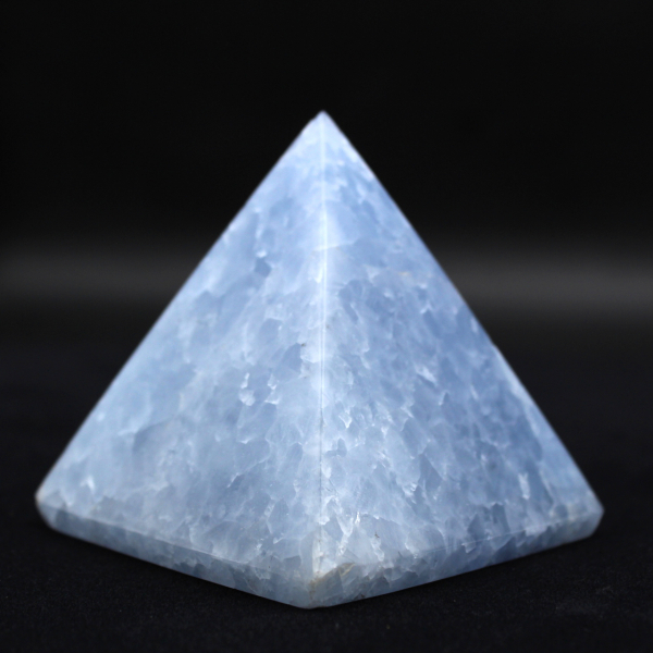 Pyramide en calcite bleue