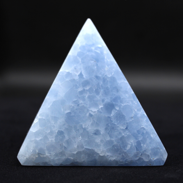 Pyramide en calcite bleue