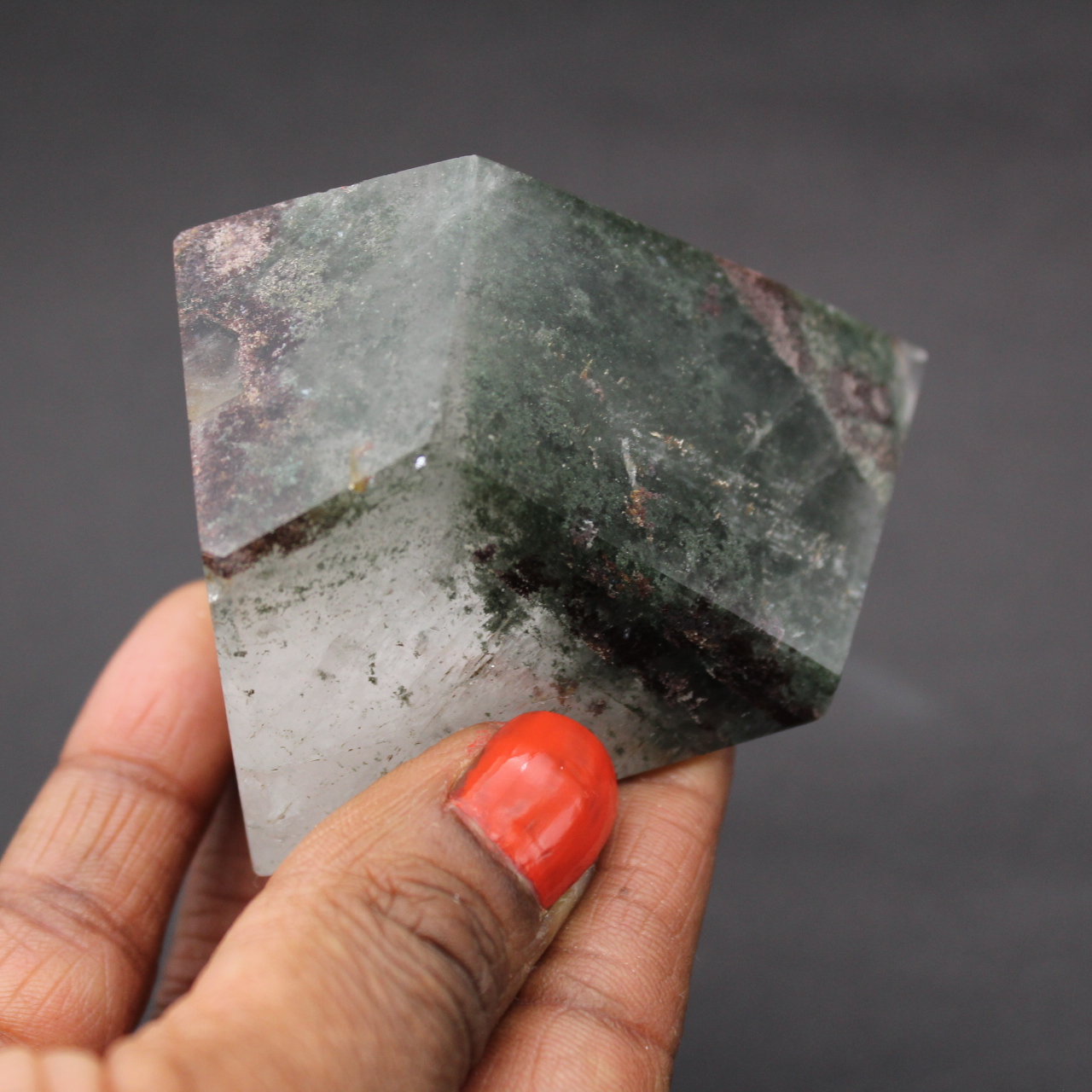 Prisme de cristal quartz avec inclusion chlorite