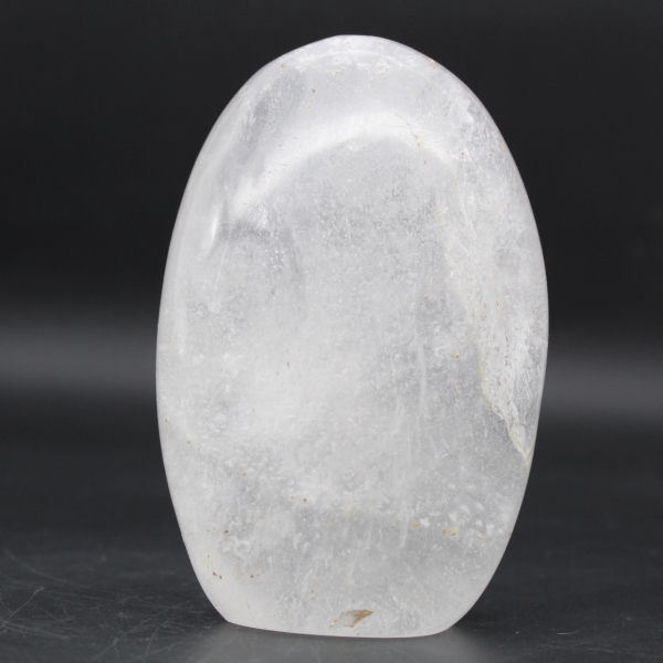 Polierter bergkristallstein aus madagaskar