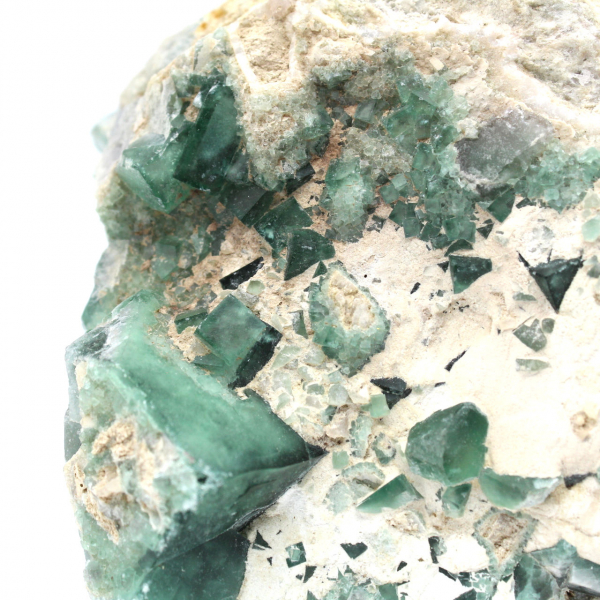 Rå gröna fluoritkristaller på gång