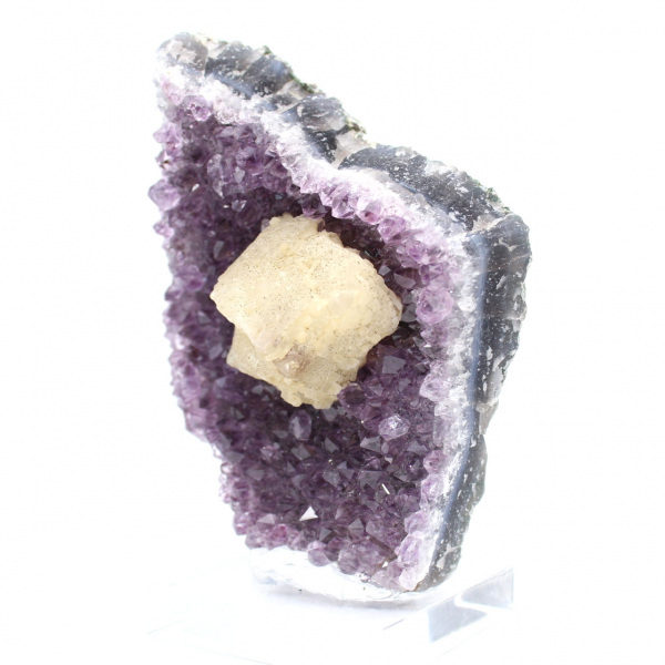 Calcitwürfel auf Amethyst