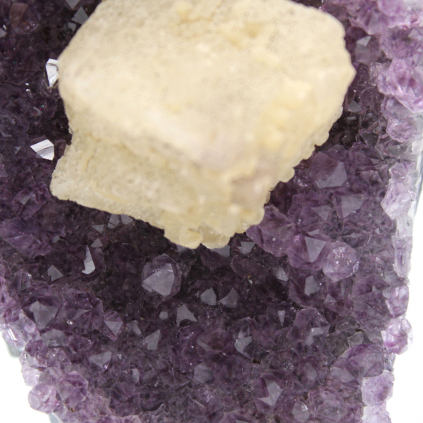 Calcitwürfel auf Amethyst