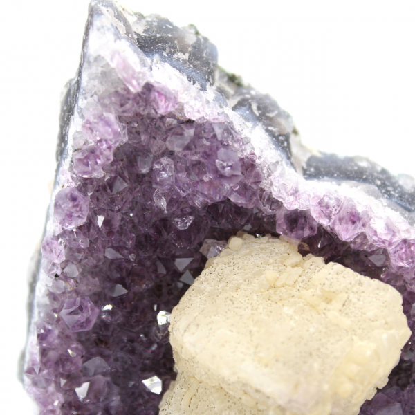 Calcitwürfel auf Amethyst