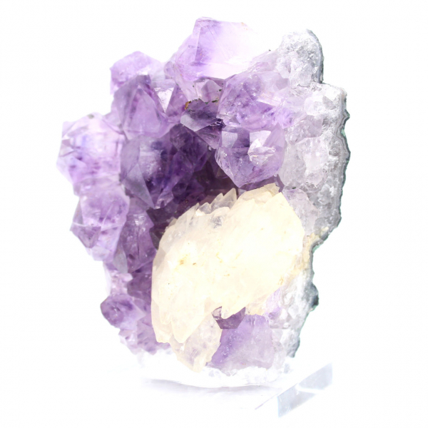 Calcitkristalle auf Amethyst