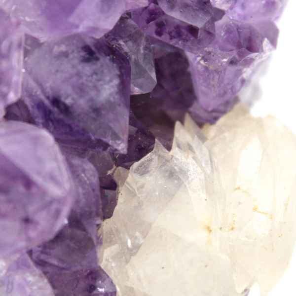 Calcitkristalle auf Amethyst