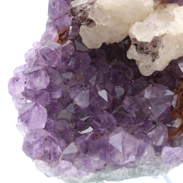 Calcitkristalle auf Amethyst