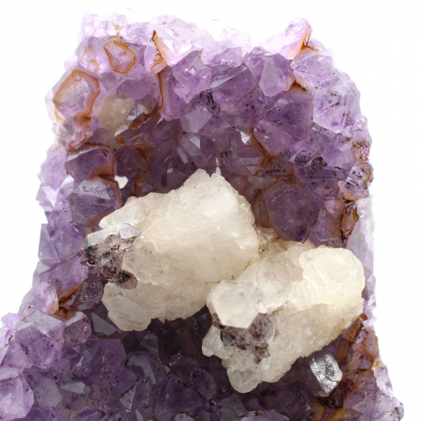 Calcitkristalle auf Amethyst