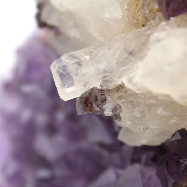 Calcitkristalle auf Amethyst