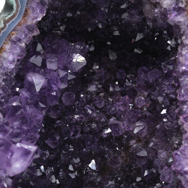 Grande géode d’améthyste du Brésil pour décoration intérieure et collection