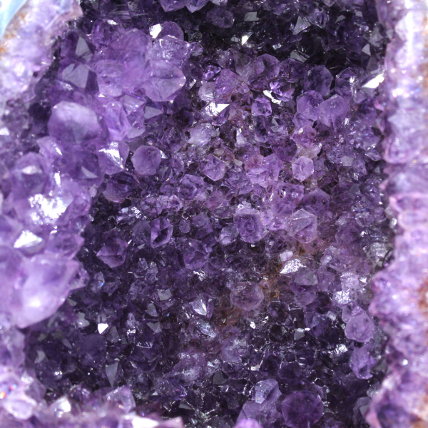 Grande géode d’améthyste du Brésil pour décoration intérieure et collection