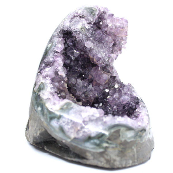 Ejemplar de amatista brasileña: belleza geométrica y pureza