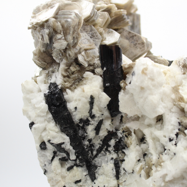 Mica et tourmaline sur quartz blanc d’Afghanistan