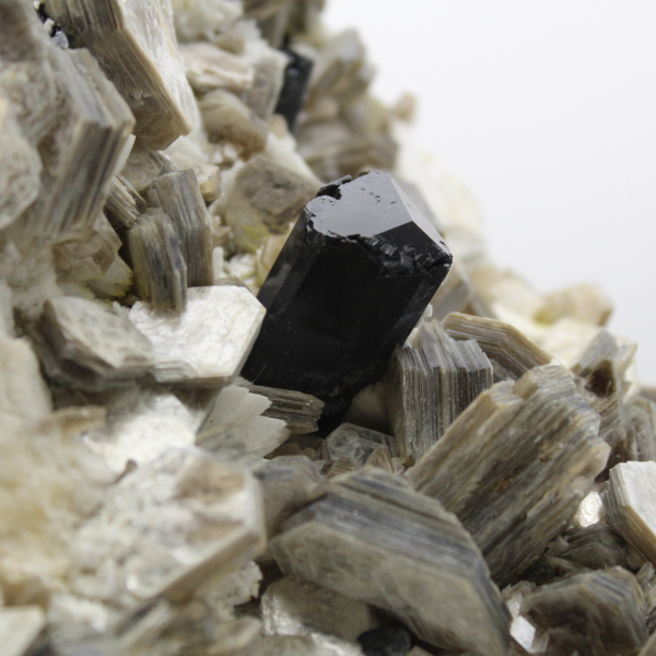 Mica et tourmaline sur quartz blanc d’Afghanistan