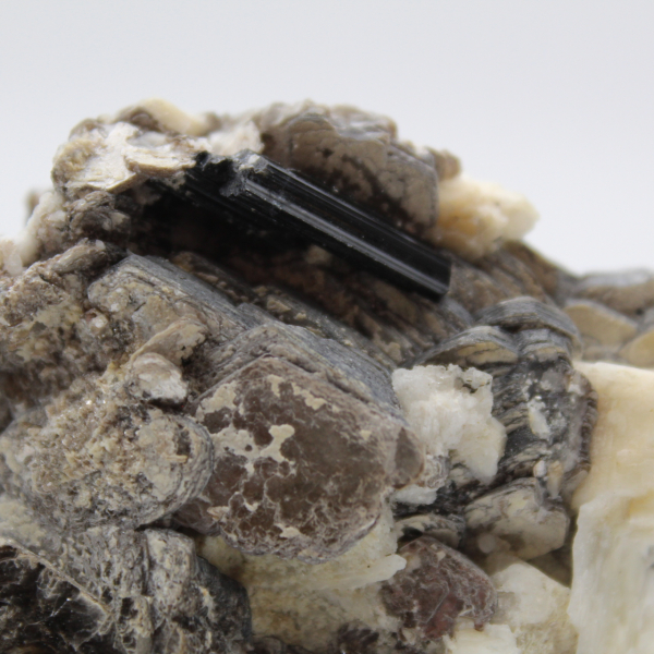 Mica et tourmaline sur quartz brut afghan