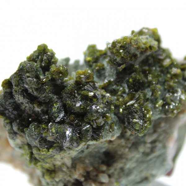 Marokkanisches Epidot auf beigem Ursprungsmatrix